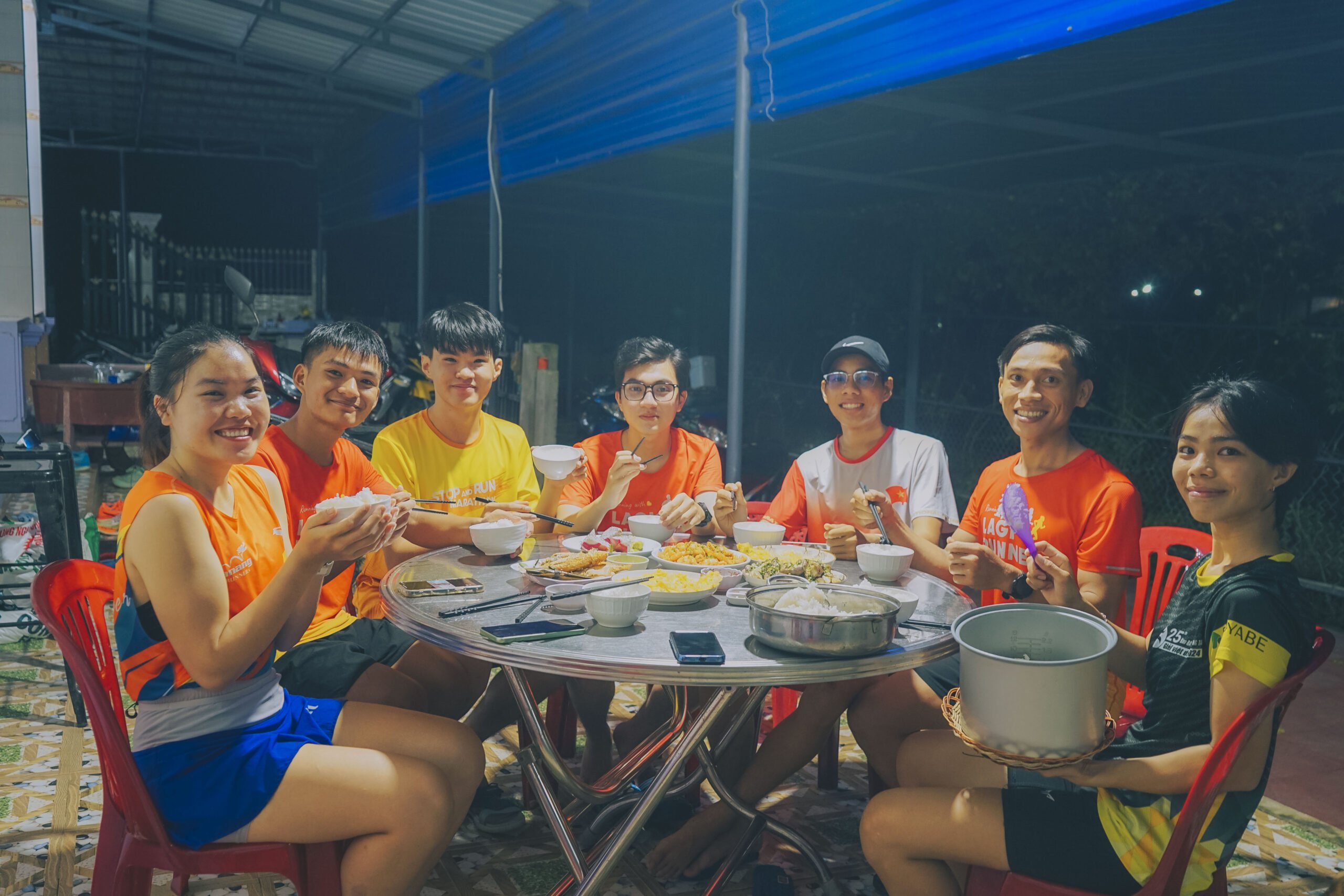 Hình ảnh dùng cơm tối chung của Team Gen Z & Nông Chang